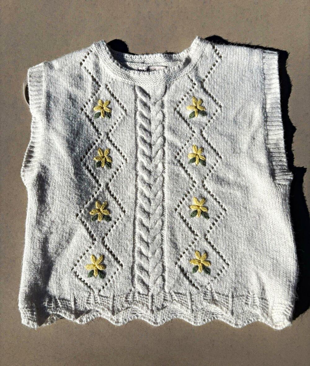 Sincerely Jules White Knit Sleeveless Floral Pullover Sweater Size Medium